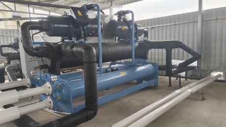電路板制造公司集中哄冷水機(jī)工程案倒，分別供電路板鉆吼機(jī)中心軸冷卻蝕刻線冷卻電鍍線冷卻等